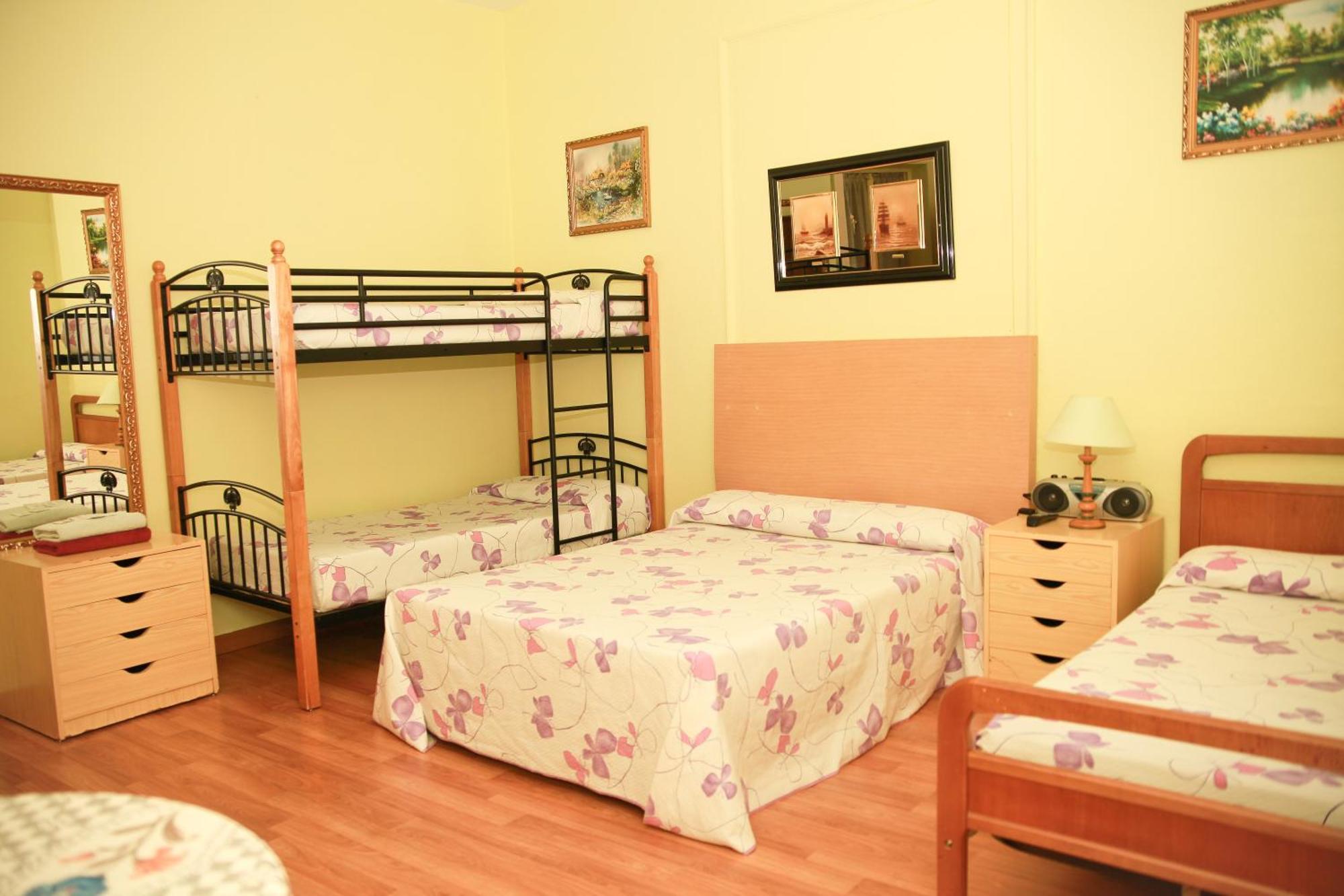Hostal Loyola Madrid Esterno foto