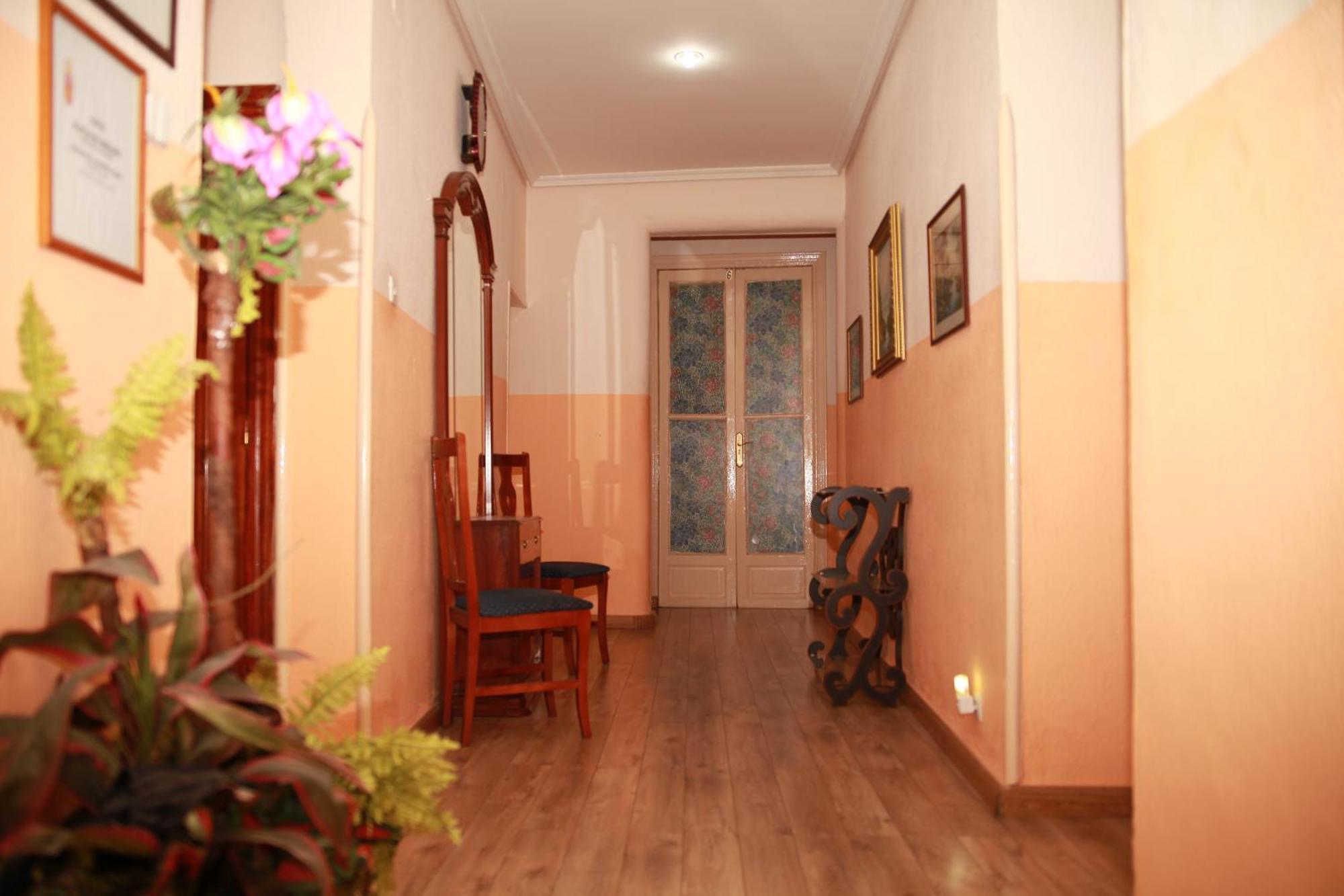 Hostal Loyola Madrid Esterno foto