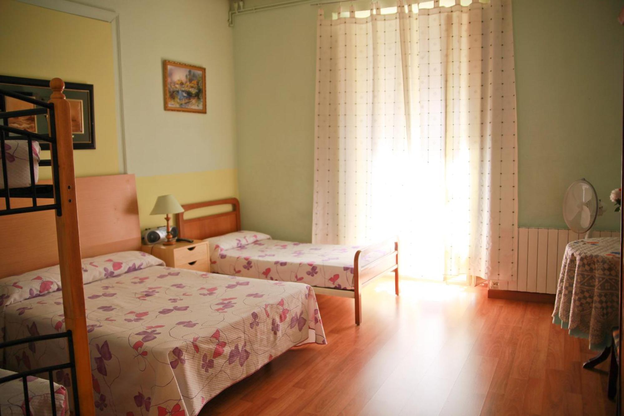 Hostal Loyola Madrid Esterno foto