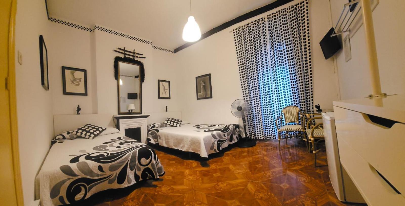 Hostal Loyola Madrid Esterno foto