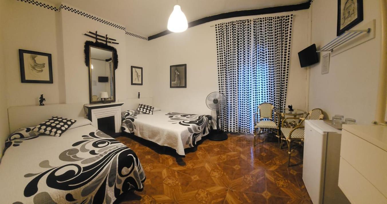 Hostal Loyola Madrid Esterno foto