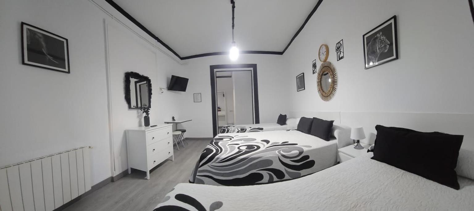 Hostal Loyola Madrid Esterno foto