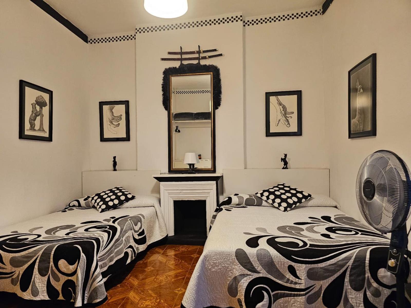 Hostal Loyola Madrid Esterno foto