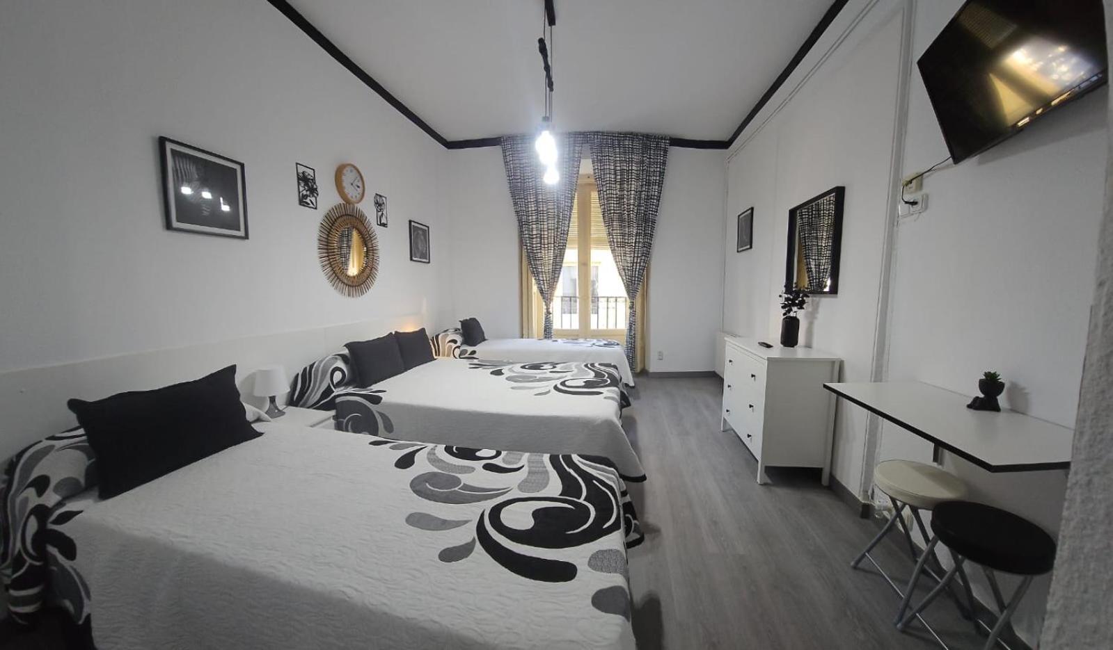 Hostal Loyola Madrid Esterno foto