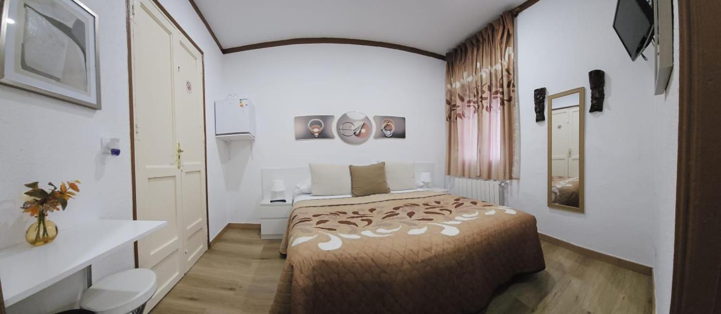 Hostal Loyola Madrid Esterno foto
