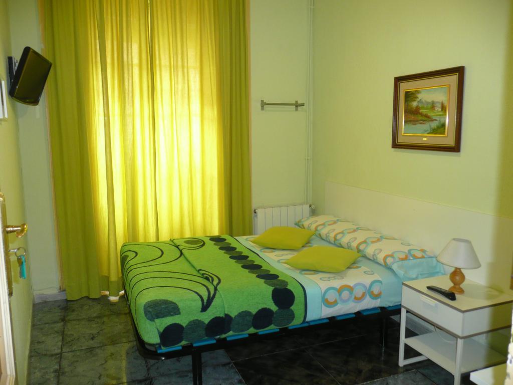 Hostal Loyola Madrid Esterno foto