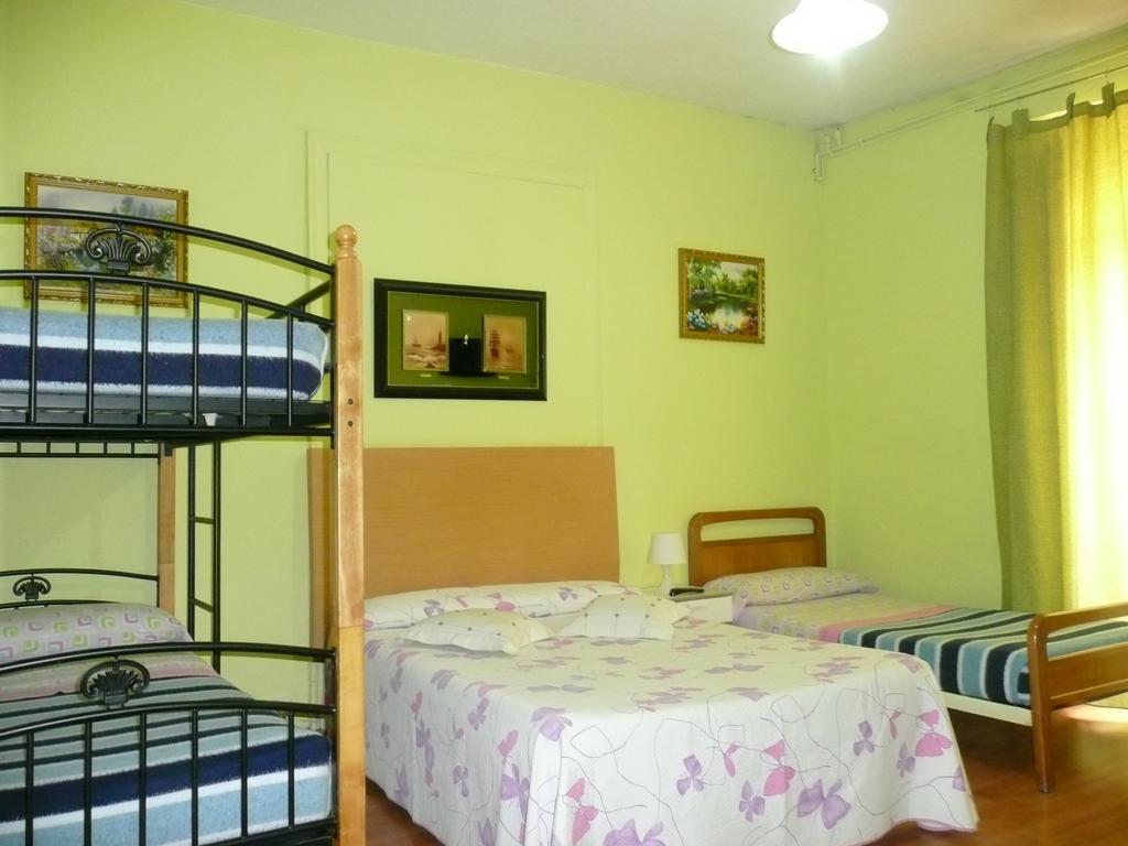 Hostal Loyola Madrid Esterno foto