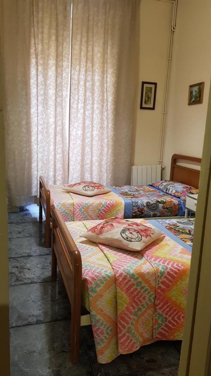Hostal Loyola Madrid Esterno foto